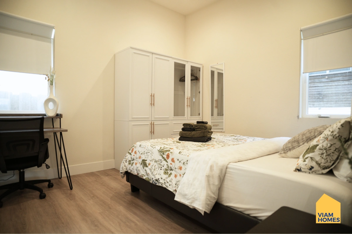 A bedroom in DETACHED ADU: SAN JOSE CITY HALL - SJSU 2B/2B by VIAM Homes