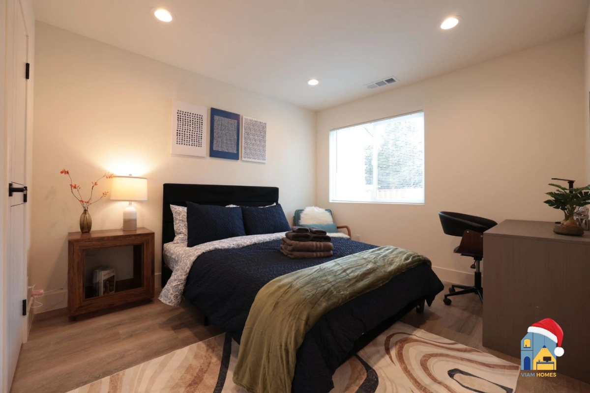 Cozy furnished room with soft textures for a warm holiday feeling by VIAM Homes